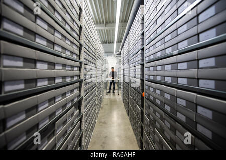 Bad Arolsen, Germany. 11th Dec, 2018. Christian Groh, Head of the Archive Department, browses between file cabinets in the provisional archive of the International Tracing Service (ITS) in drawers of the Central Index of Names (ZNK). The ITS is an archive and documentation centre on Nazi persecution and the liberated survivors. (to dpa 'International Tracing Service ITS' from 02.01.2019) Credit: Swen Pförtner/dpa/Alamy Live News