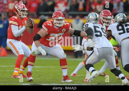 Kansas City, Missouri, USA. 30th Dec, 2018. Kansas City Chiefs offensive guard Andrew Wylie (77) blocks at the line of scrimmage during the NFL Football Game between the Oakland Raiders and the Kansas City Chiefs at Arrowhead Stadium in Kansas City, Missouri. Kendall Shaw/CSM/Alamy Live News Stock Photo