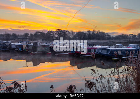Rufford, Lancashire. 02, Jan, 2019. UK Weather. Cold, frosty, foggy start to the day. a cold morning for houseboat residents, who chose to live life afloat. St Mary's marina is home to many seasonal and long term boaters as well as ducks. With moorings for 100 craft up to 60 feet in length, it can accommodate both narrow and wide beam boats and canal cruisers. Credit: MWI/AlamyLiveNews. Credit: MediaWorldImages/Alamy Live News Stock Photo