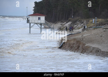 Zempin, Germany. 02nd Jan, 2019. Baltic waves flood the beach from the Baltic resort on the island of Usedom. In the town on the island of Usedom, where two years ago a kiosk fell into the water during a storm tide, the sand was largely torn back into the sea to protect the shore. It has not yet been possible to quantify the damage to the coastal defence dune. Credit: Stefan Sauer/dpa-Zentralbild/dpa/Alamy Live News Stock Photo