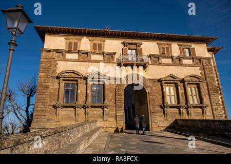 COLLE VAL D’ELSA, ITALY - DECEMBER 26, 2018: Palazzo Campana, the gateway to the oldest part of the town of Colle Val d'Elsa, Siena, Tuscany Stock Photo