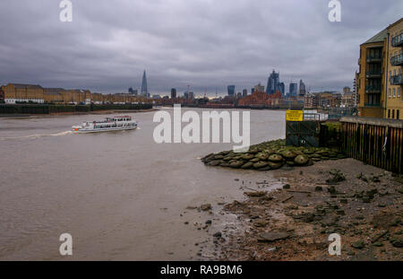 River Thames at low tide, low water. Dec 2018 Looking towards the City of London from tow path at Canary Wharf Stock Photo