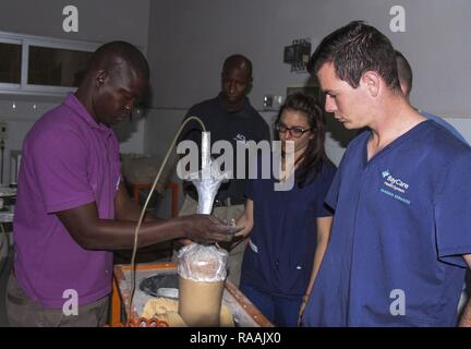 Senegalese prosthesis technician Mamadou Kare, customizes a prosthetic limb for a patient as U.S. military medical professionals observe during Medical Readiness Training Exercise 17-1 at La Sante des Armees Hospital in Dakar, Senegal, Jan. 12, 2017. MEDRETE is a combined effort between the Senegalese government, U.S. Army Africa, the U.S. Army Reserve 332nd Medical Brigade in Nashville, Tenn., and the Vermont Air National Guard. AFRICOM’s MEDRETEs hosted by United States Army-Africa pair small teams of military medical professionals from the U.S. with participating African partner nations to  Stock Photo