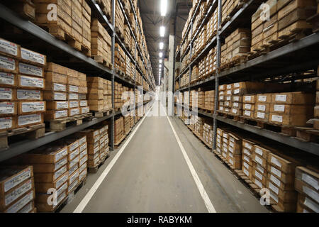 06 December 2018, Thuringia, Harth-Pölnitz: Boxes with drill cores and rock samples lie in a corridor of the high-bay warehouse. The Geological Sample Archive Thuringia is one of the largest core repositories in Germany. Photo: Bodo Schackow/dpa-Zentralbild/ZB Stock Photo