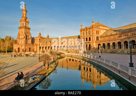 PALACIO ESPANOL IN THE PARQUE DE MARIA LUISA SEVILLE SPAIN  EARLY MORNING REFLECTIONS IN THE CANAL Stock Photo