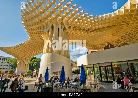 METROPOL PARASOL ENCARNACION SQUARE  SEVILLE SPAIN EARLY MORNING THE ROOF STRUCTURE AND OUTDOOR CAFE Stock Photo