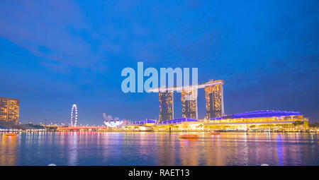Landscape view across Marina Bay towards the Singapore Flyer, ArtScience Museum and Marina Bay Sands hotel in Singapore Stock Photo