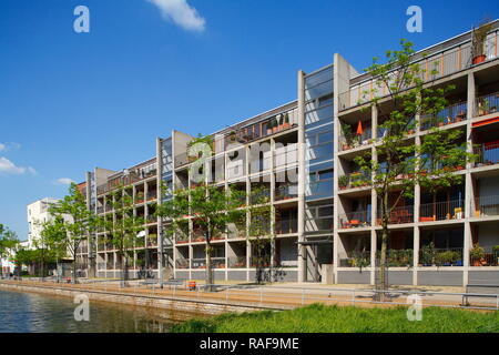 Gracht und moderne Wohngebäude am Innenhafen, Duisburg, Ruhrgebiet, Nordrhein-Westfalen, Deutschland, Europa