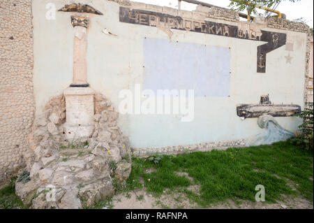 Monument to fallen Black Sea Fleet seamen during WWII 1941 to 1945 in front of Morskij Muziejnyj Komplieks Balaklava (Naval museum complex Balaklava)  Stock Photo