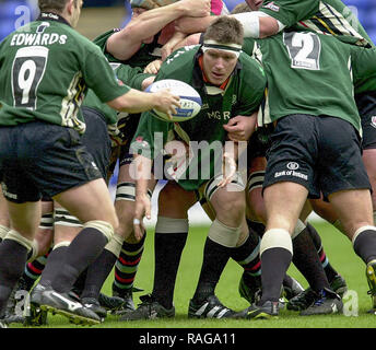 © Intersport Images  14/04/2002 Sport - Rugby Union Madjeski Stadium - Reading Zurich Premiership London Irish vs Harlequins Ryan Strudwick, passes the ball out to scrum half Darren Edwards.      [Mandatory Credit, Peter Spurier/ Intersport Images] Stock Photo