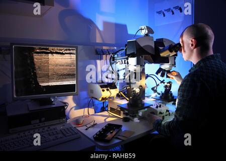 Kriminaltechnisches Institut, KTI, Forensic Science Institute, weapons department, stereo-microscopic study of projectiles Stock Photo