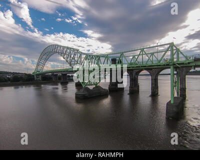 Silver Jubilee Bridge spanning Halton (Widnes and Runcorn), a through arch bridge constructed in 1961.  Currently closed for renovation until 2020 Stock Photo