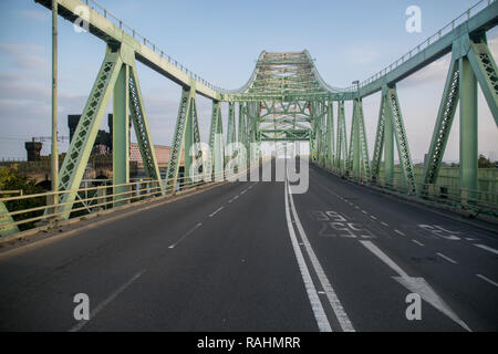 Silver Jubilee Bridge spanning Halton (Widnes and Runcorn), a through arch bridge constructed in 1961.  Currently closed for renovation until 2020 Stock Photo