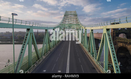 Silver Jubilee Bridge spanning Halton (Widnes and Runcorn), a through arch bridge constructed in 1961.  Currently closed for renovation until 2020 Stock Photo