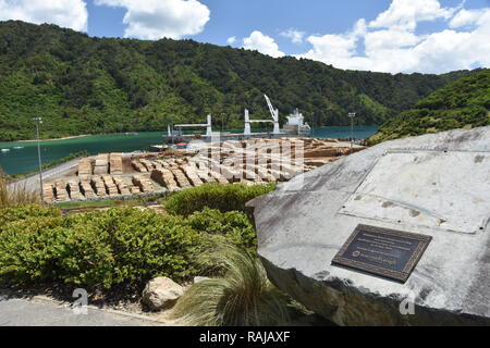 At the Waimahara Wharf in Shakespeare Bay, top of the South Island, the Chipol Huanghe awaits loading of logs for export Stock Photo