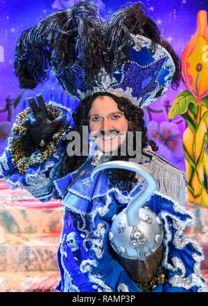 Birmingham, UK. 3rd January, 2019. Peter Pan - the Birmingham Hippodrome. 3 January 2019. Darren Day takes to the stage as Captain Hook in Peter Pan at the Birmingham Hippodrome.  Darren Day has replaced Jimmy Osmond in the role. Jimmy Osmond suffered a stroke after a performance last week. Picture by Simon Hadley/ Alamy Live News. Stock Photo