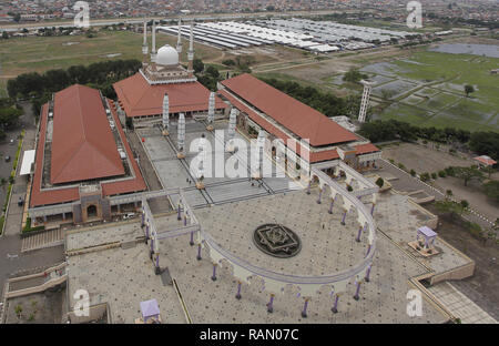 Semarang, Central Java, Indonesia. 2nd Jan, 2019. Residents are seen ...