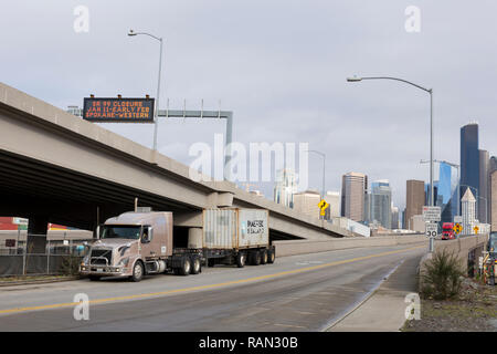 Seattle, Washington, USA. 4th January, 2019. A variable-message sign warns drivers in advance of the Alaskan Way Viaduct’s permanent closure as they enter downtown. A two-mile long, bored road tunnel is replacing the Alaskan Way Viaduct, carrying State Route 99 under downtown Seattle from the SODO neighborhood to South Lake Union. The viaduct is scheduled to close permanently on January 11 so crews can move State Route 99 from the viaduct to the state-of-the-art tunnel. Credit: Paul Christian Gordon/Alamy Live News Stock Photo