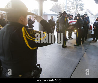 https://l450v.alamy.com/450v/ran4gc/modesto-california-usa-4th-jan-2019-corporal-ronil-singh-was-brought-back-to-newman-california-for-his-final-watch-over-the-town-friday-morning-hundreds-of-people-lined-the-roads-from-modesto-california-back-to-newman-to-honor-the-police-office-that-lost-his-life-in-a-gun-battle-with-gustavo-perez-arriaga-credit-marty-bicekzuma-wirealamy-live-news-ran4gc.jpg