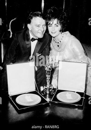 elizabeth taylor, richard burton, academy award for the movie Who's Afraid of Virginia Woolf, 1966 Stock Photo