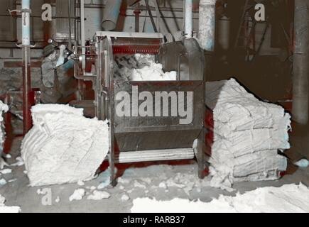 Manchester, New Hampshire - Textiles. Pacific Mills. Opener picker. Cotton from several bales of different grades are reimagined Stock Photo