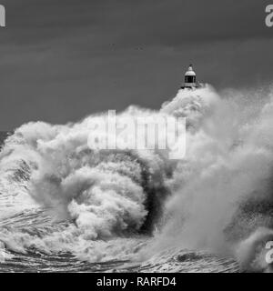 Waves crashing over Tyne Mouth pier Stock Photo