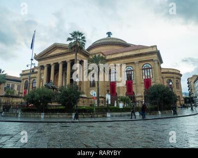 The Teatro Massimo Vittorio Emanuele, an Opera House in Piazza Verdi, city of Palermo, Sicily, Sicily, Italy Stock Photo