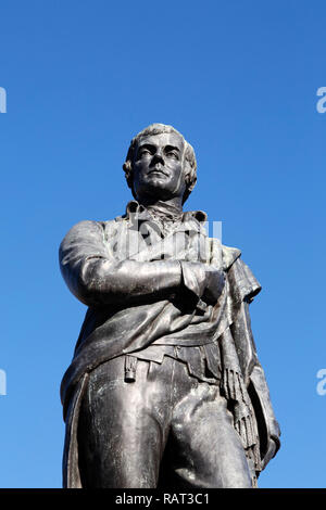 Statue in memory of Robert Burns at Leith in Edinburgh, Scotland. Burns was a poet and is known as the Bard of Ayrshire and Ploughman Poet. Stock Photo