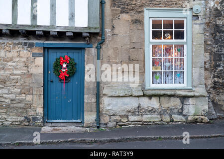 Christmas wreath on a cottage door in Lacock. Cotswolds, Wiltshire, England Stock Photo