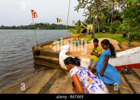 COLOMBO, SRI LANKA - 7 DECEMBER 2013: Local kids stand near river in Sri Lanka Stock Photo