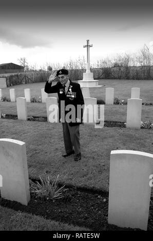 D-Day veteran soldier Ken Lieghfield of the Durham Light Infantry saluting his fallen comrades in Jerusalem Cemetery in Normandy France 2004 Stock Photo