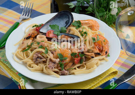 Typical italian pasta recipe: 'Spaghetti allo scoglio'. Spaghetti pasta with seaffod in tomato sauce. Stock Photo