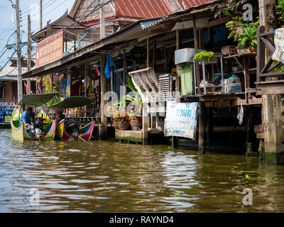 Damnoen Saduak Floating Market, Thailand:- April 12, 2018:- This is a floating Market in Thailand and take a boat then have a great tour at Floating M Stock Photo