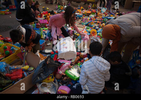 Malaga, Spain. 5th January 2018. Children seen participating in a toy distribution during an epiphany celebration organised by the charity NGO, Ángeles Malagueños de la Noche (Malaga's Angels of the Night). Toys were distributed to children as part of the event which traditionally takes place before the parade of the three wise men. Credit: SOPA Images Limited/Alamy Live News Stock Photo