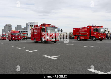 Tokyo, Japan. 6th Jan, 2019. Members of the Tokyo Fire Department perform during the annual New Year's Fire Review in Tokyo Big Sight. This year, approximately 2800 participants including Tokyo Fire Department firefighters and volunteers demonstrate their latest firefighting and emergency rescue techniques. 161 fire vehicles and helicopters are also showcased. Credit: Rodrigo Reyes Marin/ZUMA Wire/Alamy Live News Stock Photo