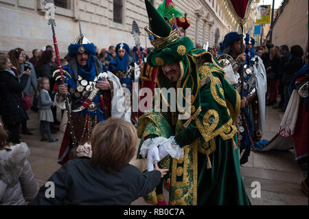 Malaga, Spain. 5th Jan 2019. A man seen dressed as Gaspar, one of the Three Wise Men, greeting children as he takes part in the parade during the epiphany celebration, a Three Wise Men parade. Credit: SOPA Images Limited/Alamy Live News Stock Photo