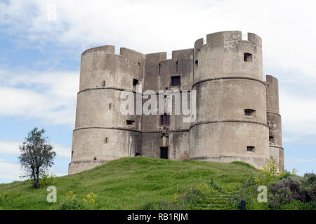 No alto de um monte, ergue-se o bonito castelo de Évoramonte, no Alentejo, Portugal. Stock Photo