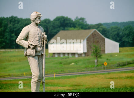 Statue and Barn, Gettysburg Battlefield, PA, USA Stock Photo