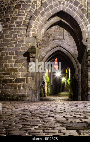 Night view of an old gate in Jerzual street, Dinan, Brittany, France Stock Photo