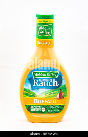 https://l450v.alamy.com/450v/rb2mwk/a-bottle-of-hidden-valley-buffalo-ranch-dressing-isolated-rb2mwk.jpg