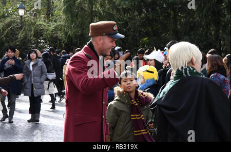 Osaka, Japan. 31st Dec, 2018. Universal Studios Japan Staff member waves at patrons. Monday, December 31, 2018. Photo by: Ramiro Agustin Vargas Tabares Credit: Ramiro Agustin Vargas Tabares/ZUMA Wire/Alamy Live News Stock Photo