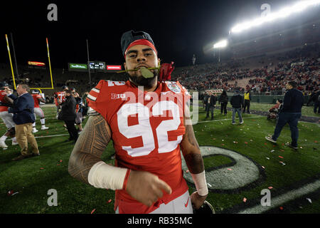 Pasadena CA. 01st Jan, 2019. Ohio State Buckeyes defensive tackle Haskell Garrett #92 with a rose after the Washington Huskies vs Ohio State Buckeyes at the Rose Bowl in Pasadena, Ca. on January 01, 2019 (Photo by Jevone Moore) Credit: csm/Alamy Live News Stock Photo