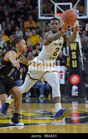 Wichita, Kansas, USA. 06th Jan, 2019. Wichita State Shockers guard Jamarius Burton (2) passes the ball to the corner during the NCAA Basketball Game between the Temple Owls and the Wichita State Shockers at Charles Koch Arena in Wichita, Kansas. Kendall Shaw/CSM/Alamy Live News Stock Photo