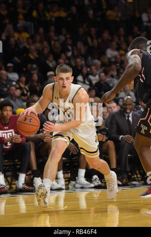 Wichita, Kansas, USA. 06th Jan, 2019. Wichita State Shockers guard Erik Stevenson (10) looks to drive to the basket during the NCAA Basketball Game between the Temple Owls and the Wichita State Shockers at Charles Koch Arena in Wichita, Kansas. Kendall Shaw/CSM/Alamy Live News Stock Photo