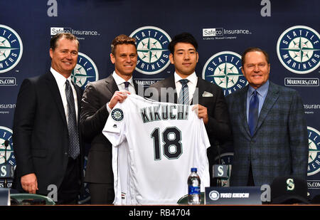 Ichiro Suzuki (R), Major League Baseball team Seattle Mariners new signing  outfielder holds up his jersey with Mariners GM Jerry Dipoto at a press  conference at the team's spring training baseball complex