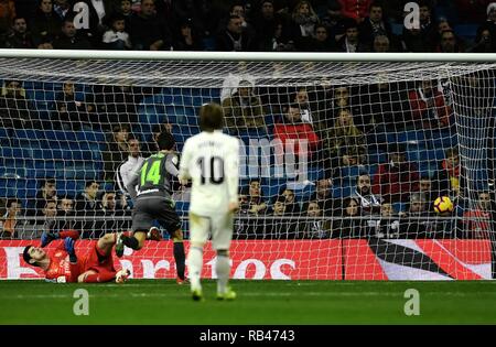 Madrid, Spain. 6th Jan, 2019. Real Sociedad's Ruben Pardo (L) scores during the Spanish La Liga soccer match between Real Madrid and Real Sociedad in Madrid, Spain, Jan. 6, 2019. Real Madrid lost 0-2. Credit: Guo Qiuda/Xinhua/Alamy Live News Stock Photo