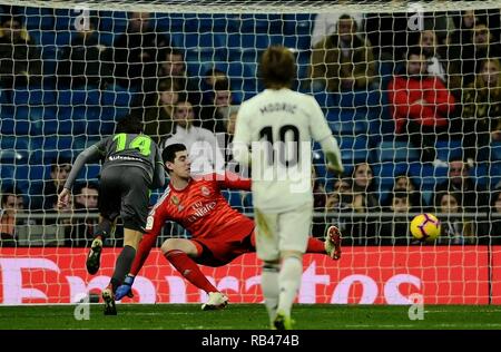 Madrid, Spain. 6th Jan, 2019. Real Sociedad's Ruben Pardo (L) scores during the Spanish La Liga soccer match between Real Madrid and Real Sociedad in Madrid, Spain, Jan. 6, 2019. Real Madrid lost 0-2. Credit: Guo Qiuda/Xinhua/Alamy Live News Stock Photo