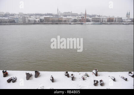 A general view of Shoes on the Danube Bank, a memorial to honour the Jews who were killed by fascist Arrow Cross militiamen in Budapest during World War II. Stock Photo