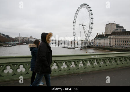 Coca Cola London Eye. London, UK 7 Jan 2018 - Tourists on Westminster Bridge as the Coca Cola London Eye is closed for it's annual maintenance refurbishment. The popular tourist attraction is 135m/443ft high and there are 32 capsules attached to the wheel will re-open on 23rd January 2019. The London Eye is Europe's tallest cantilevered observation wheel and over 3.75 million visitors visits the London Eye annually.  Credit: Dinendra Haria/Alamy Live News Stock Photo