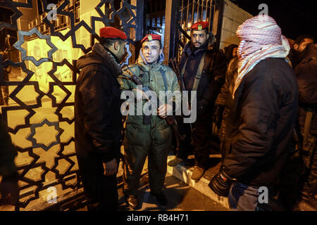 Gaza, Palestinian Territories. 07th Jan, 2019. Palestinian security forces loyal to Hamas stand guard outside the Rafah border crossing with Egypt, after the Palestinian Authority withdraws its staff from the crossing as part of a silent protest against Hamas forces, January 7, 2019. Credit: Abed Rahim Khatib/Awakening/Alamy Live News Stock Photo